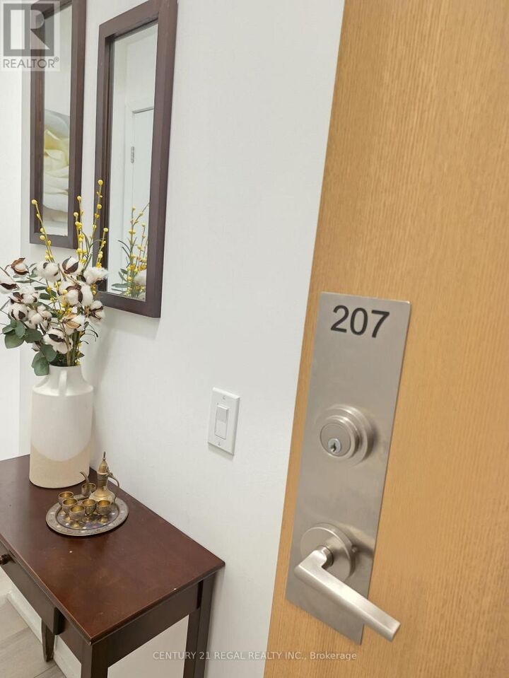 Photo de la propriété:  1787 St Clair Ave W. Avenue 207  ON M6N 0B7 