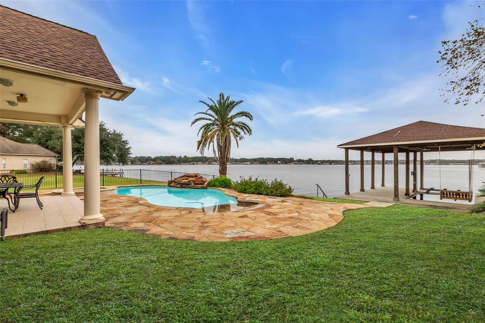 Property Photo:  14030 Shoreline Drive  TX 77318 