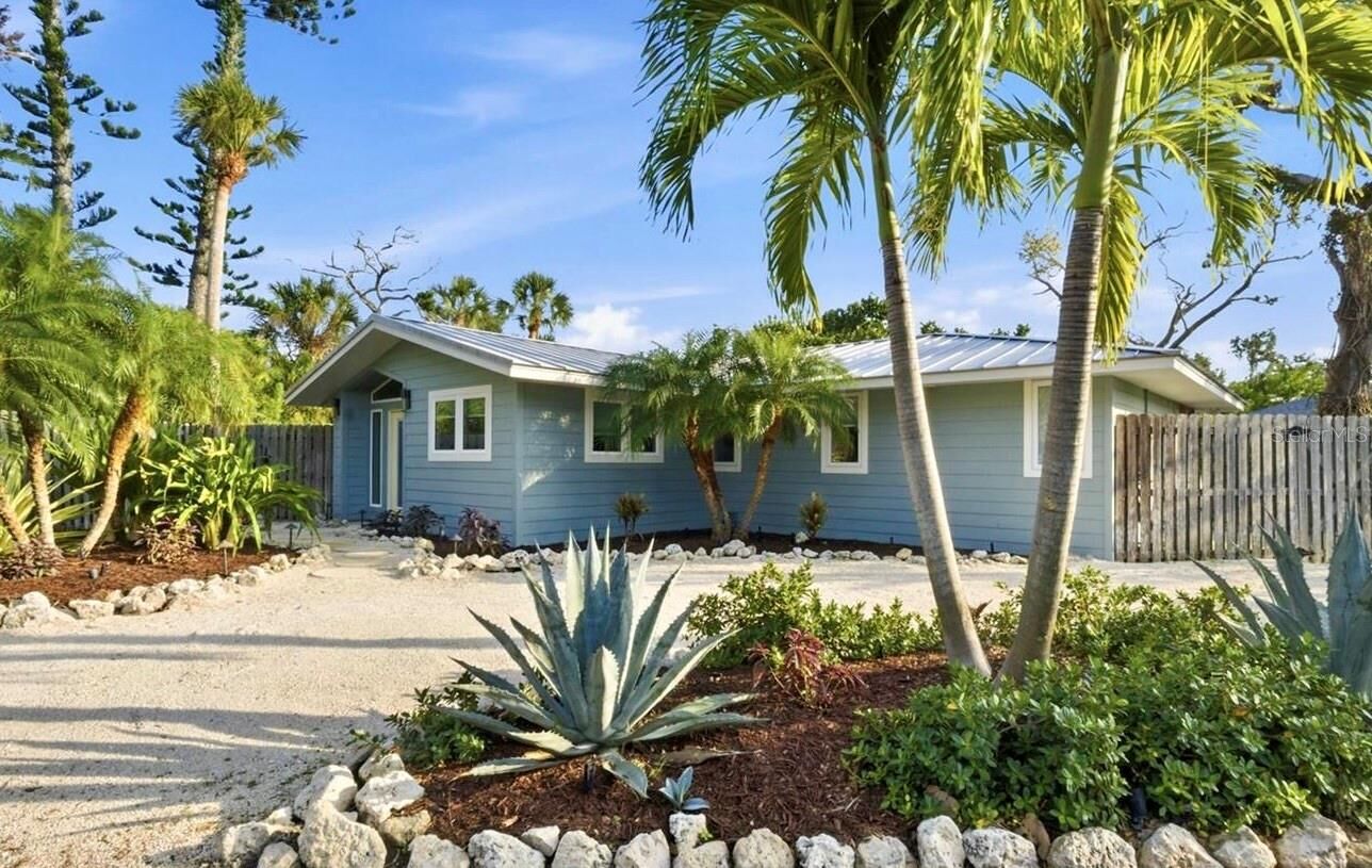 Property Photo: 624 Saint Judes Drive FL 34228