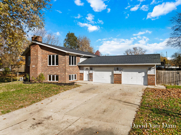 Property Photo: 2327 Oak Hollow Drive MI 49428
