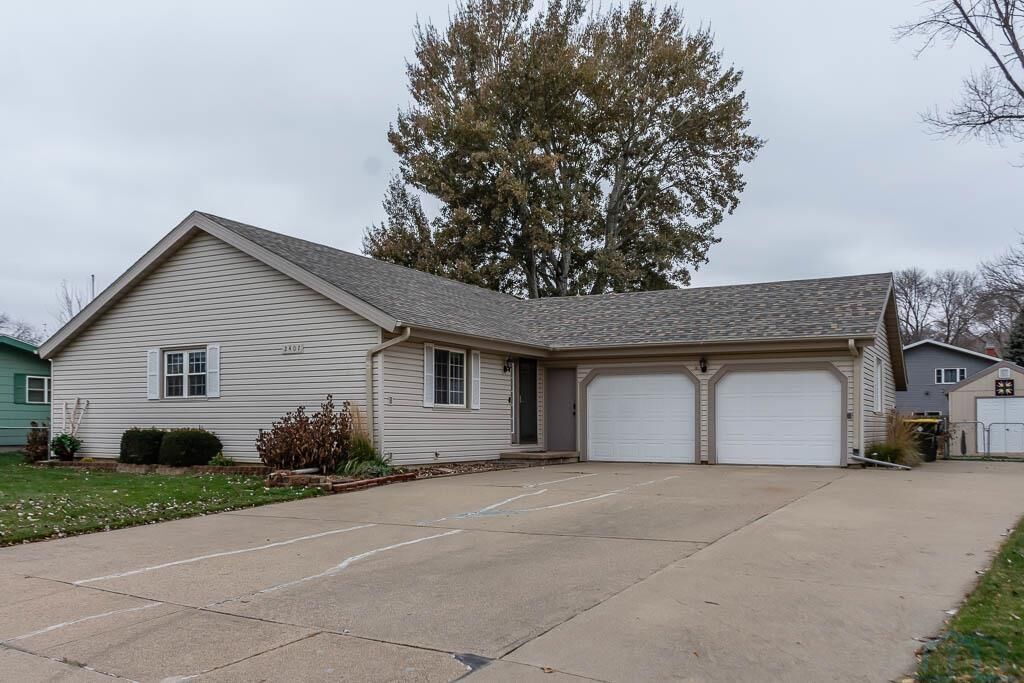 Property Photo: 2407 Carlisle Rd IA 51054