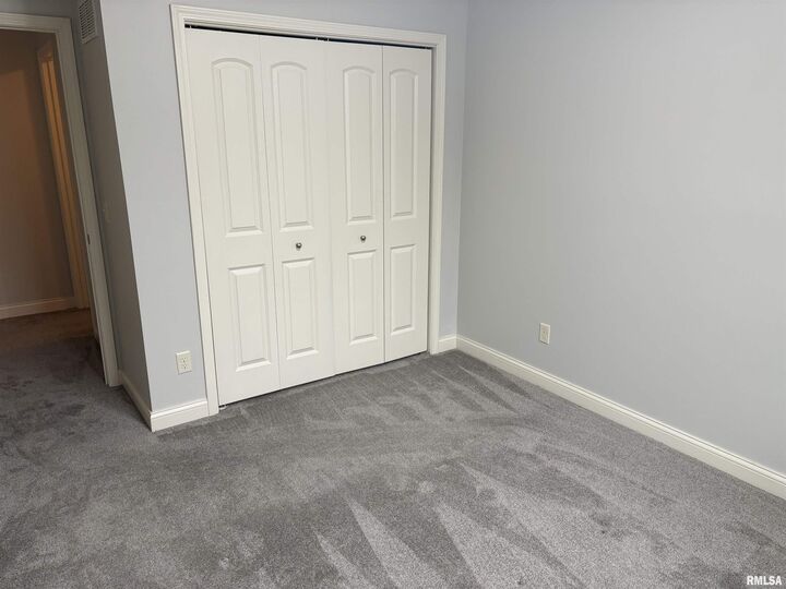 Property Photo:  2315 W Paddington Court  IL 61615 