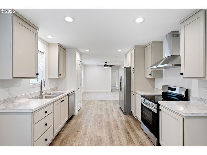 Property Photo: 4900 Royal Ave 3 OR 97402