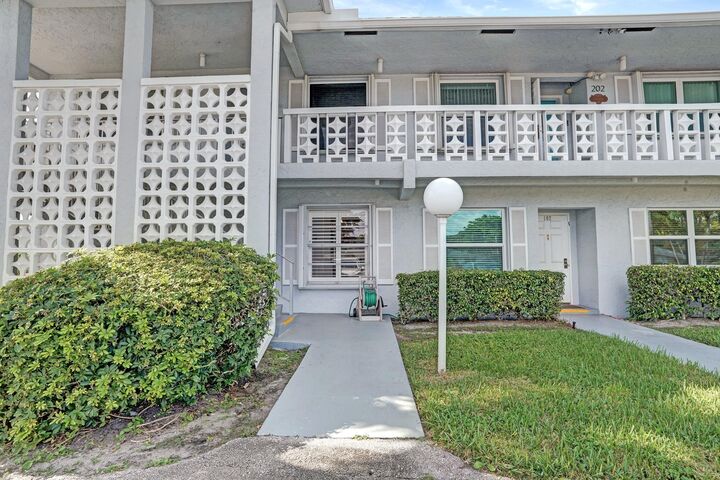 Property Photo:  1435 SW 27th Avenue 101  FL 33445 