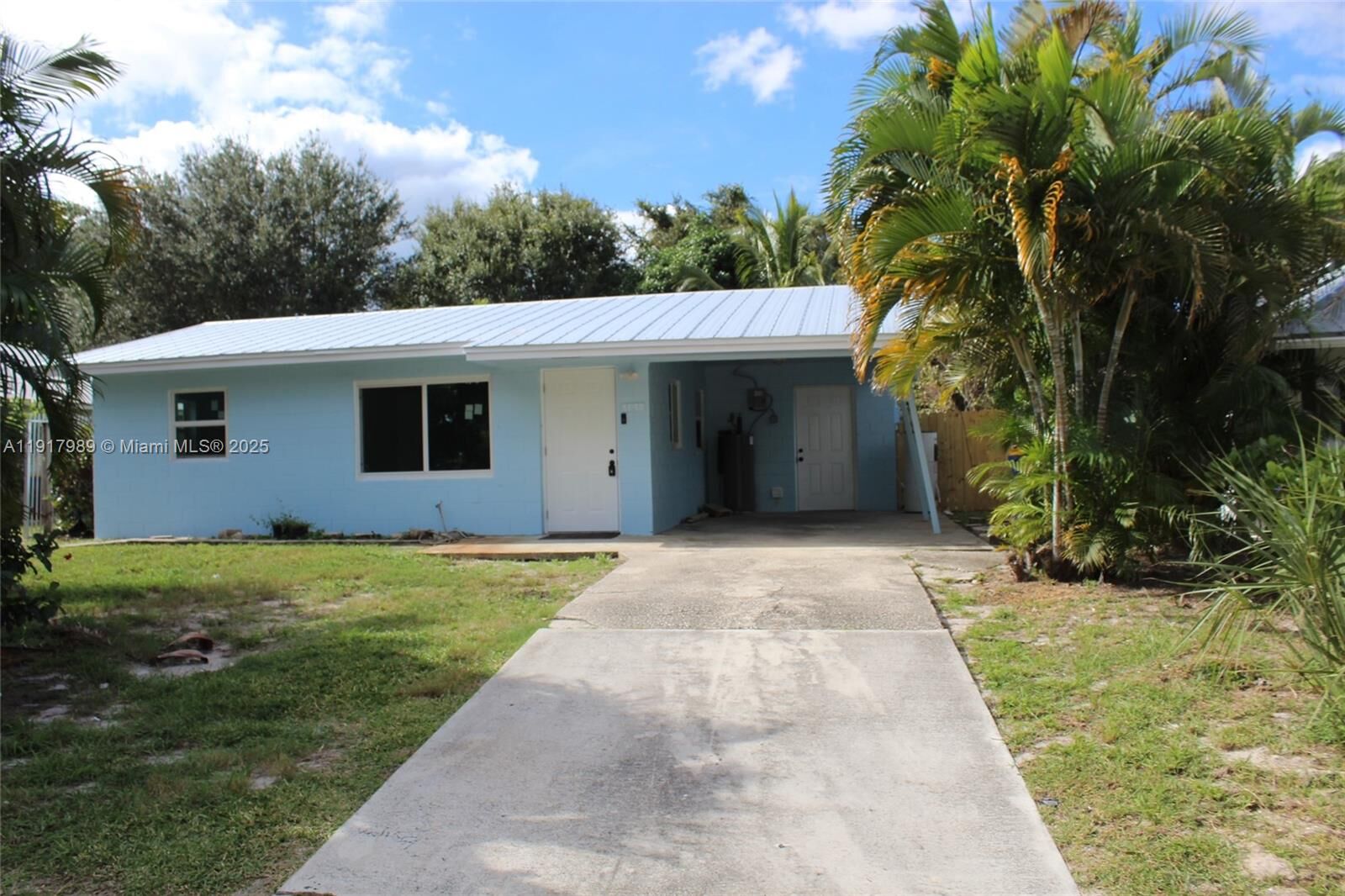 Property Photo: 5050 SE Ebbtide Ave FL 34997