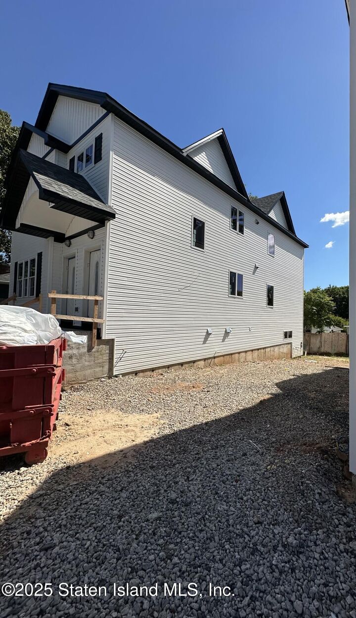 Property Photo:  552 Drumgoole Road E  NY 10312 