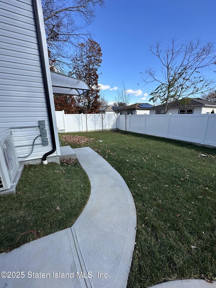 Property Photo:  552 Drumgoole Road E  NY 10312 