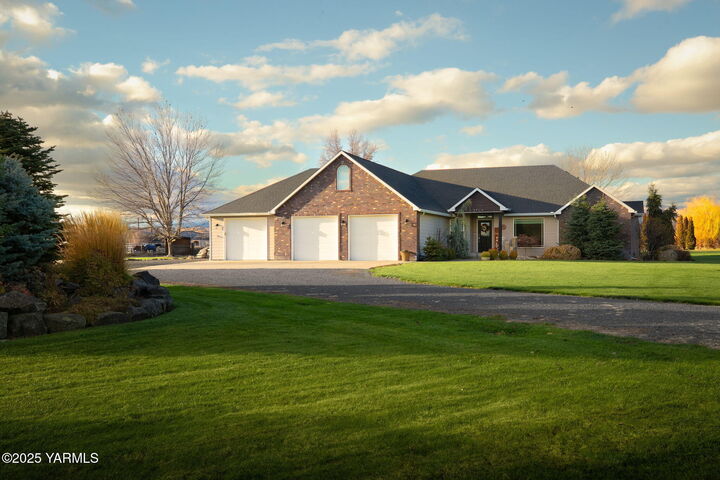 Property Photo:  1701 Mapleway Rd  WA 98908 