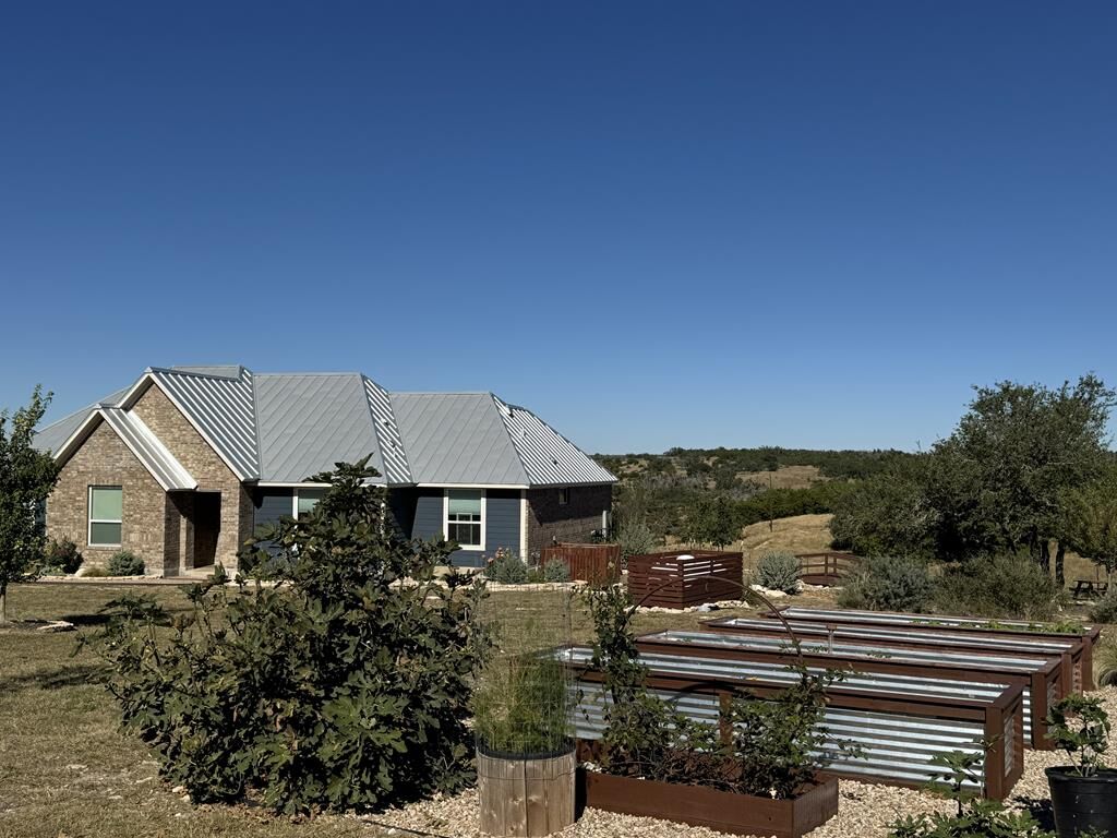 Property Photo: 612 Sugar Creek Trail TX 78624