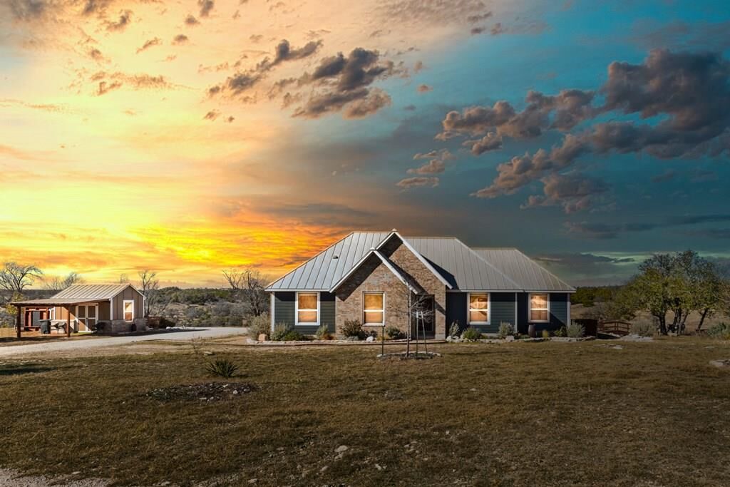 Property Photo: 612 Sugar Creek Trail TX 78624