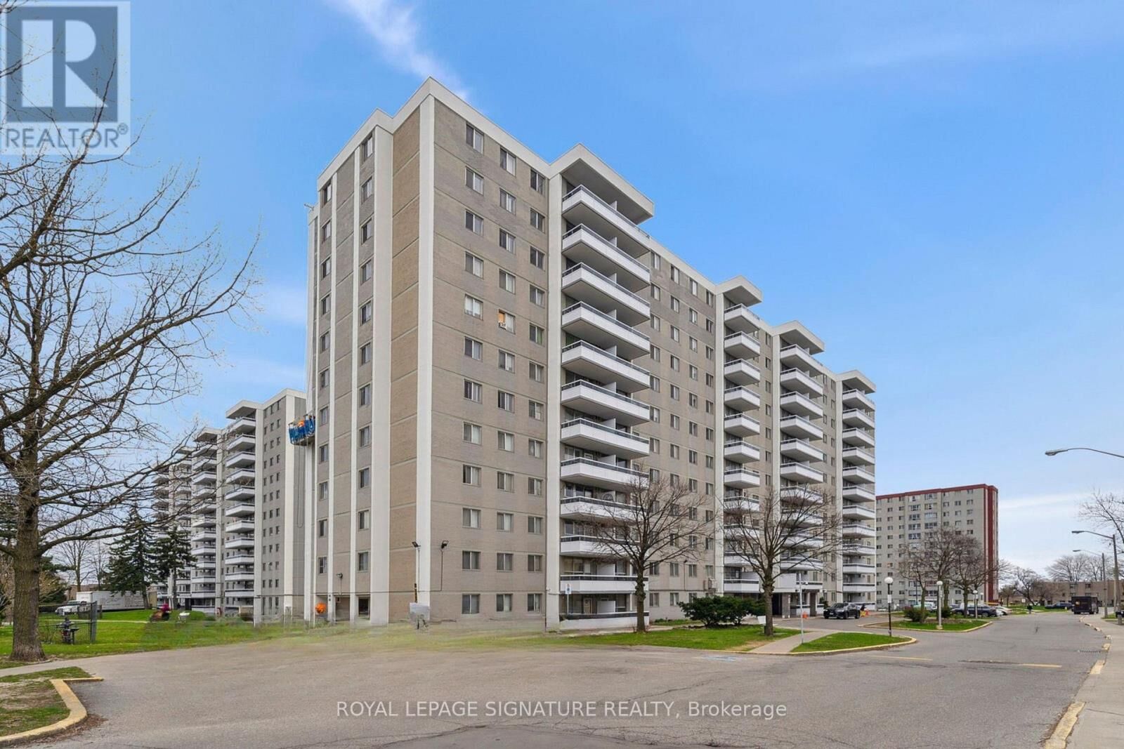 Property Photo:  200 Lotherton Pathway 1211  ON M6B 2G9 