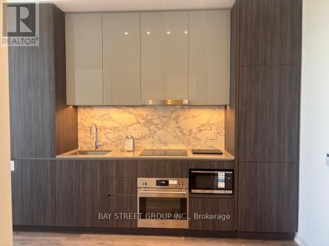 Property Photo:  8 Interchange Way Street 2703  ON L4K 0R2 