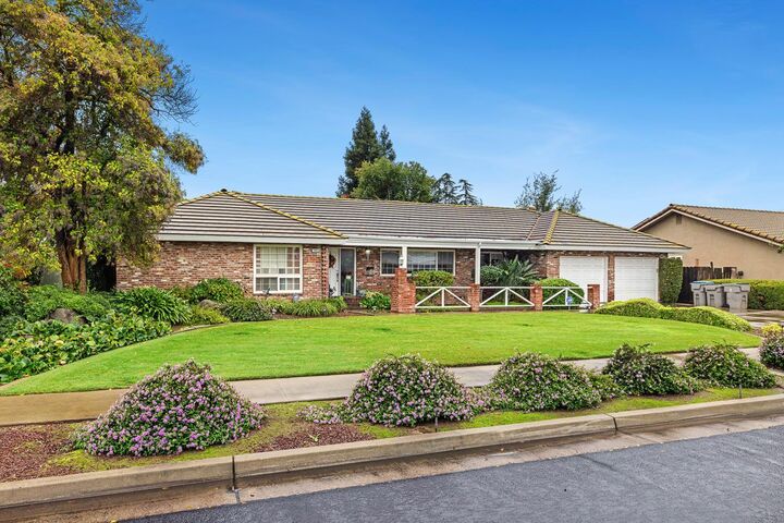 Property Photo: 1083 W Escalon Avenue CA 93711