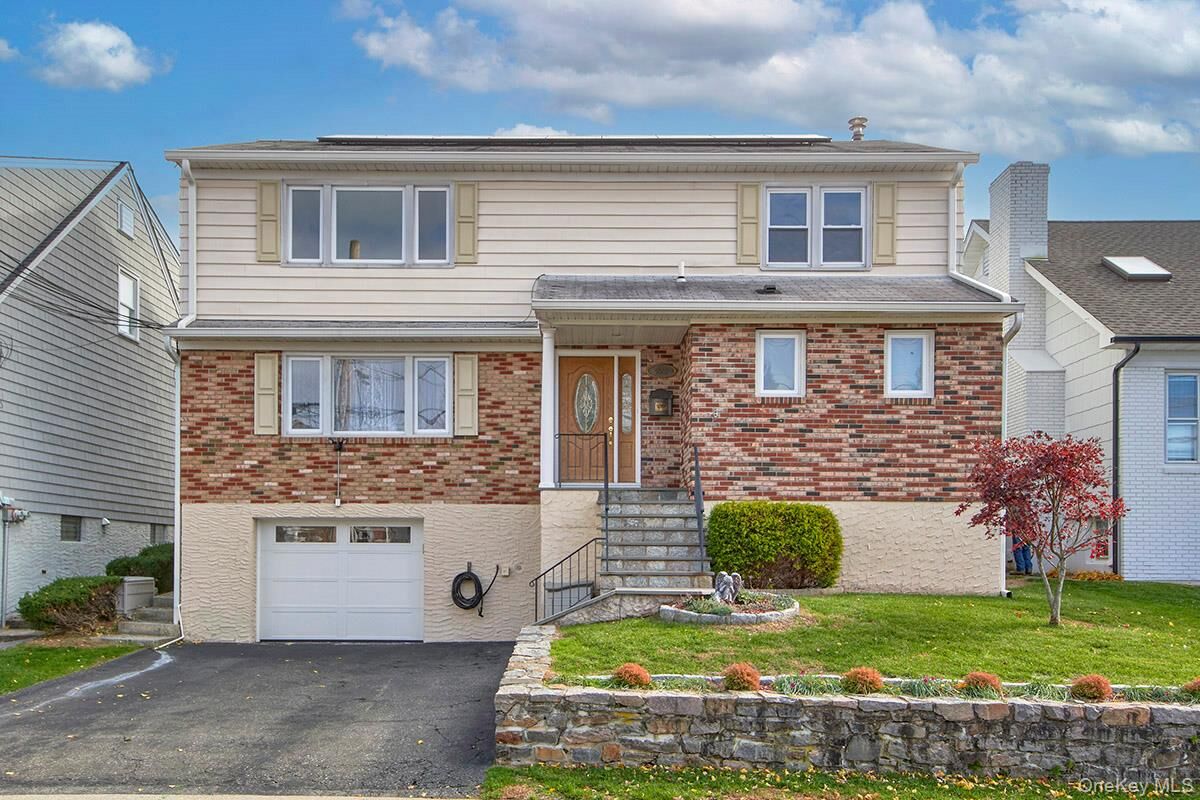 Property Photo:  222 Gainsborg Avenue E  NY 10604 