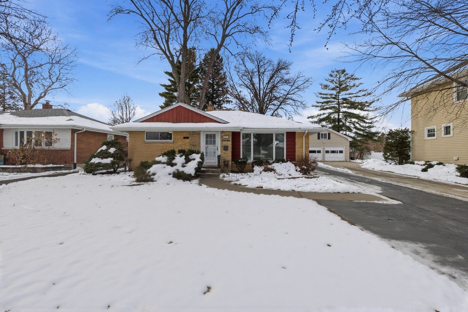 Property Photo:  510 S Chase Avenue  IL 60148 