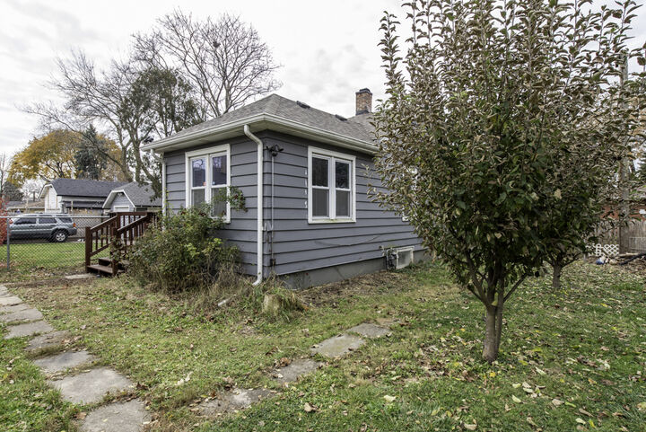 Property Photo: 132 Dorchester Court IL 60085