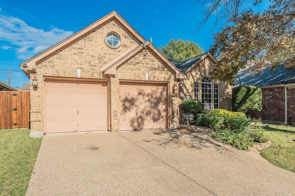 Property Photo: 2305 Bridgeton Lane TX 76021