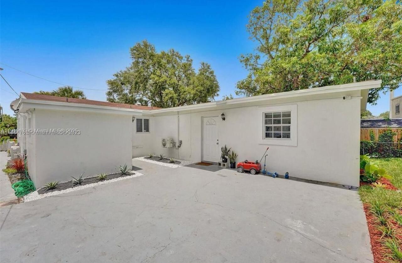 Property Photo: 685 SW 7th Ter 3 FL 33004