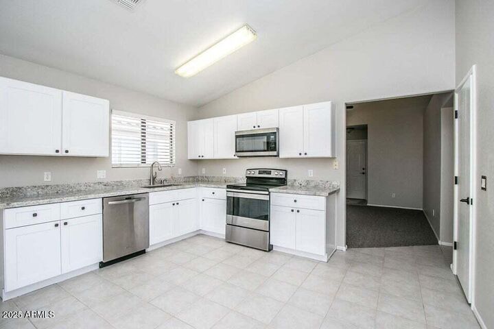 Property Photo:  2112 E Robin Lane E  AZ 85024 