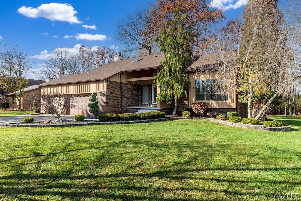 Property Photo:  18 Islewoods  NY 14072 