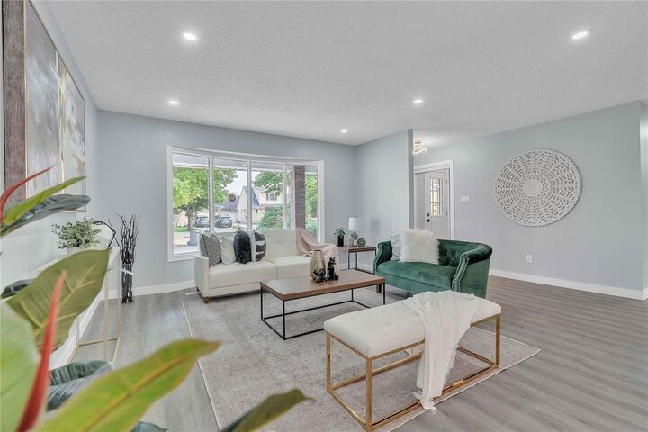 Property Photo:  18 McInnes Place  MB R2R 2A3 