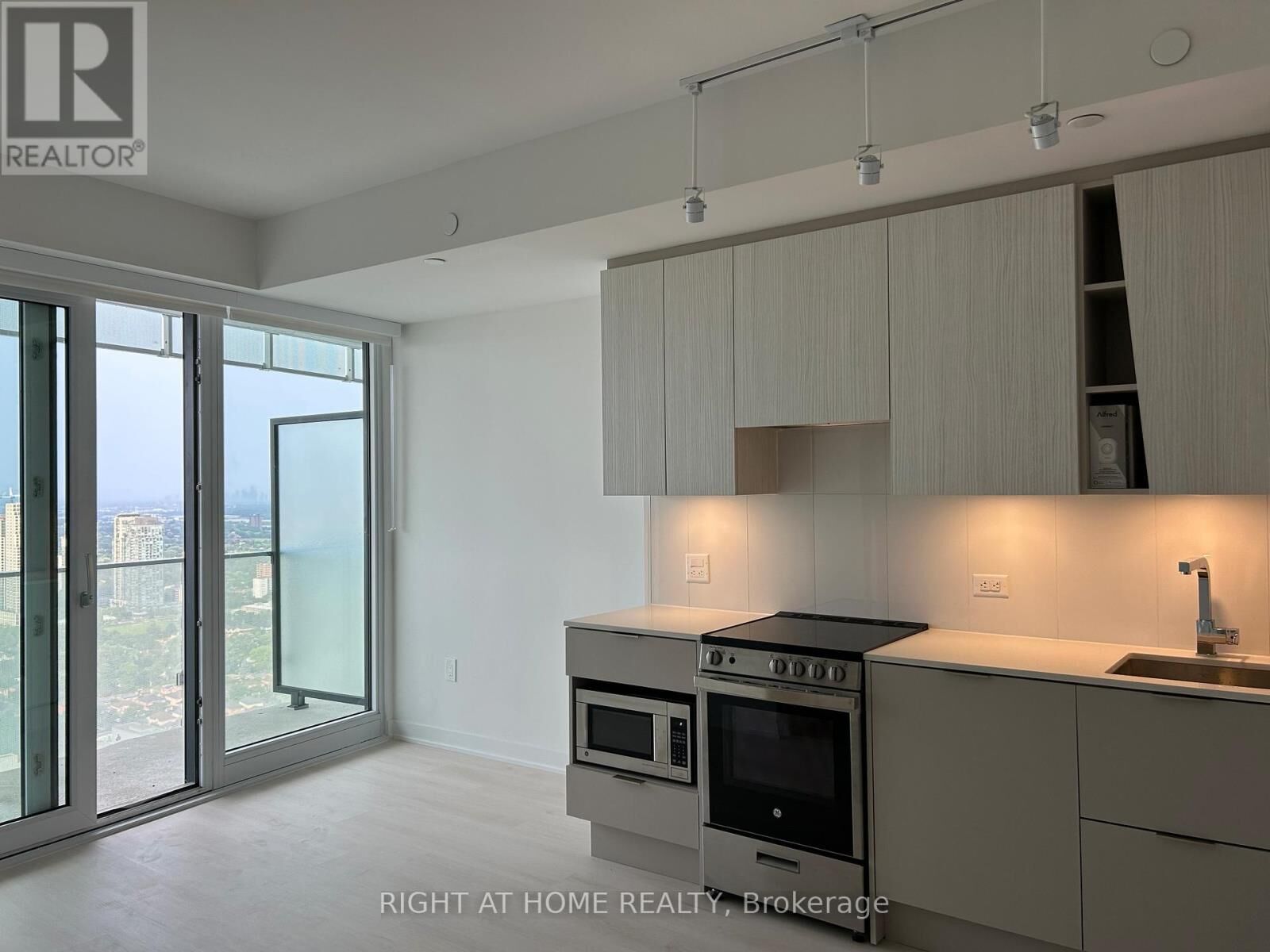 Property Photo:  3900 Confederation Pkwy Parkway 3802  ON L5B 0M3 