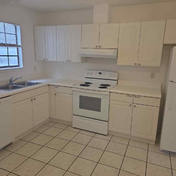Property Photo: 90 6th Avenue 4 FL 32579