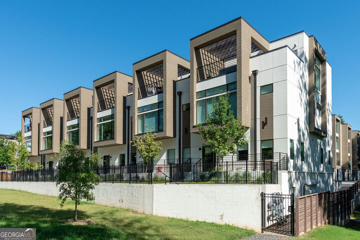 Property Photo: 1099 North Avenue NE 14 GA 30307