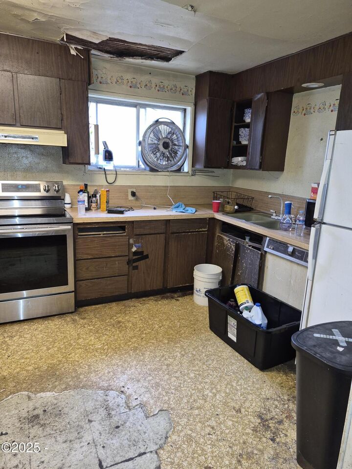 Property Photo:  1383 Centennial Boulevard  OR 97477 