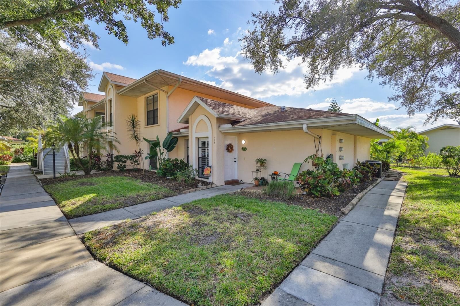 Property Photo: 313 Knottwood Court FL 33573