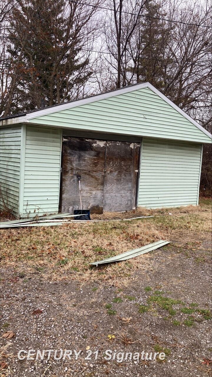 Property Photo: 828 W Remington Street MI 48602