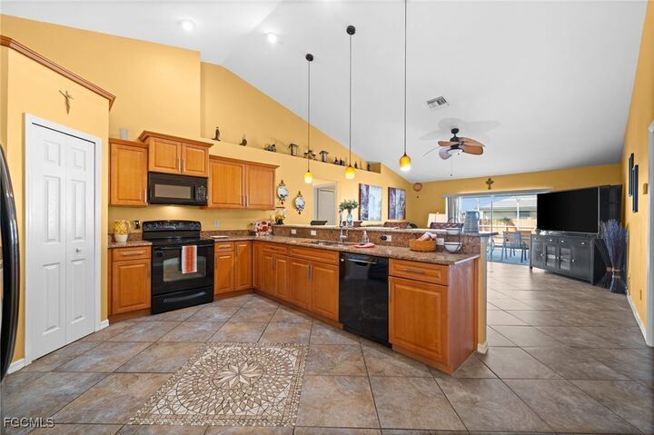 Property Photo:  121 NE 11th Terrace  FL 33909 