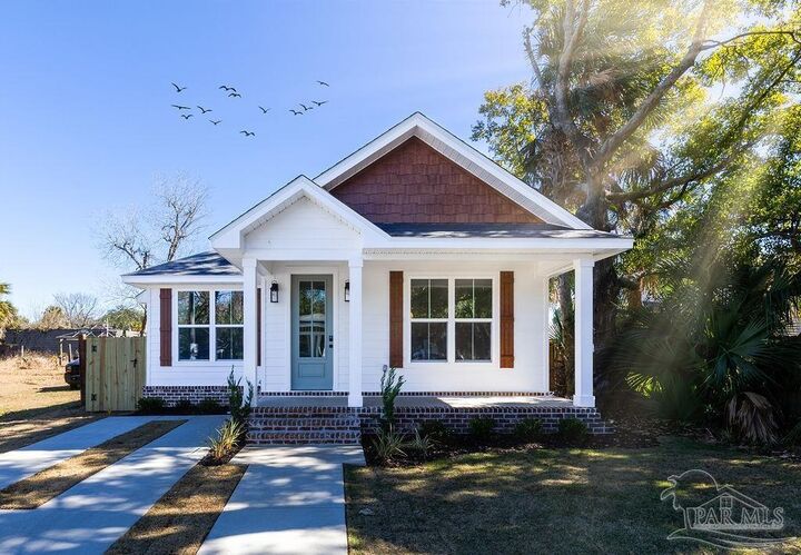 Property Photo:  1212 N 6th Ave  FL 32503 