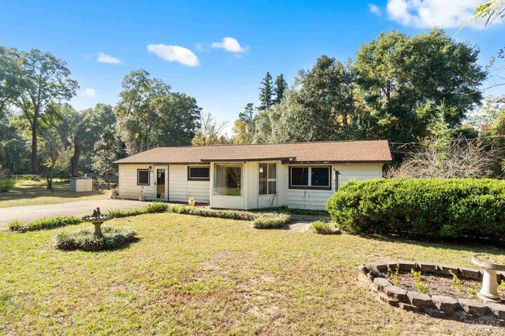 Property Photo: 5413 Hamilton Bridge Rd FL 32570