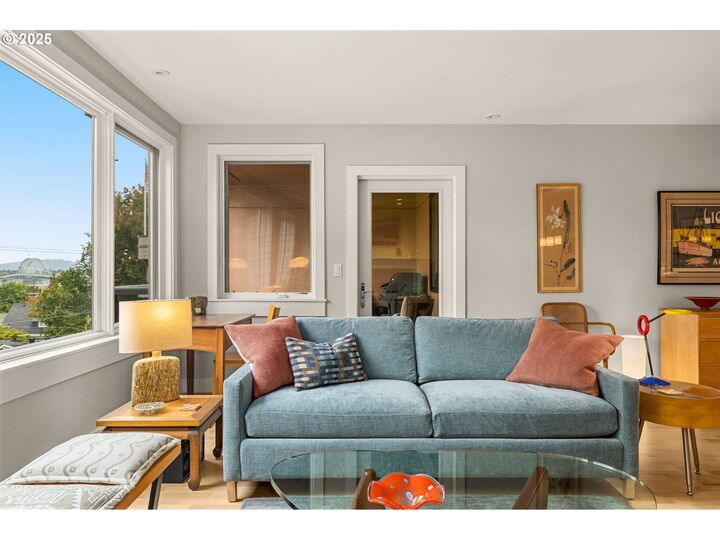 Property Photo:  780 NW Westover Sq 3  OR 97210 