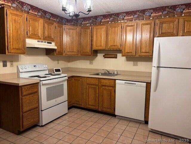 Property Photo:  31 Meloy Road Apt 2B  CT 06516 