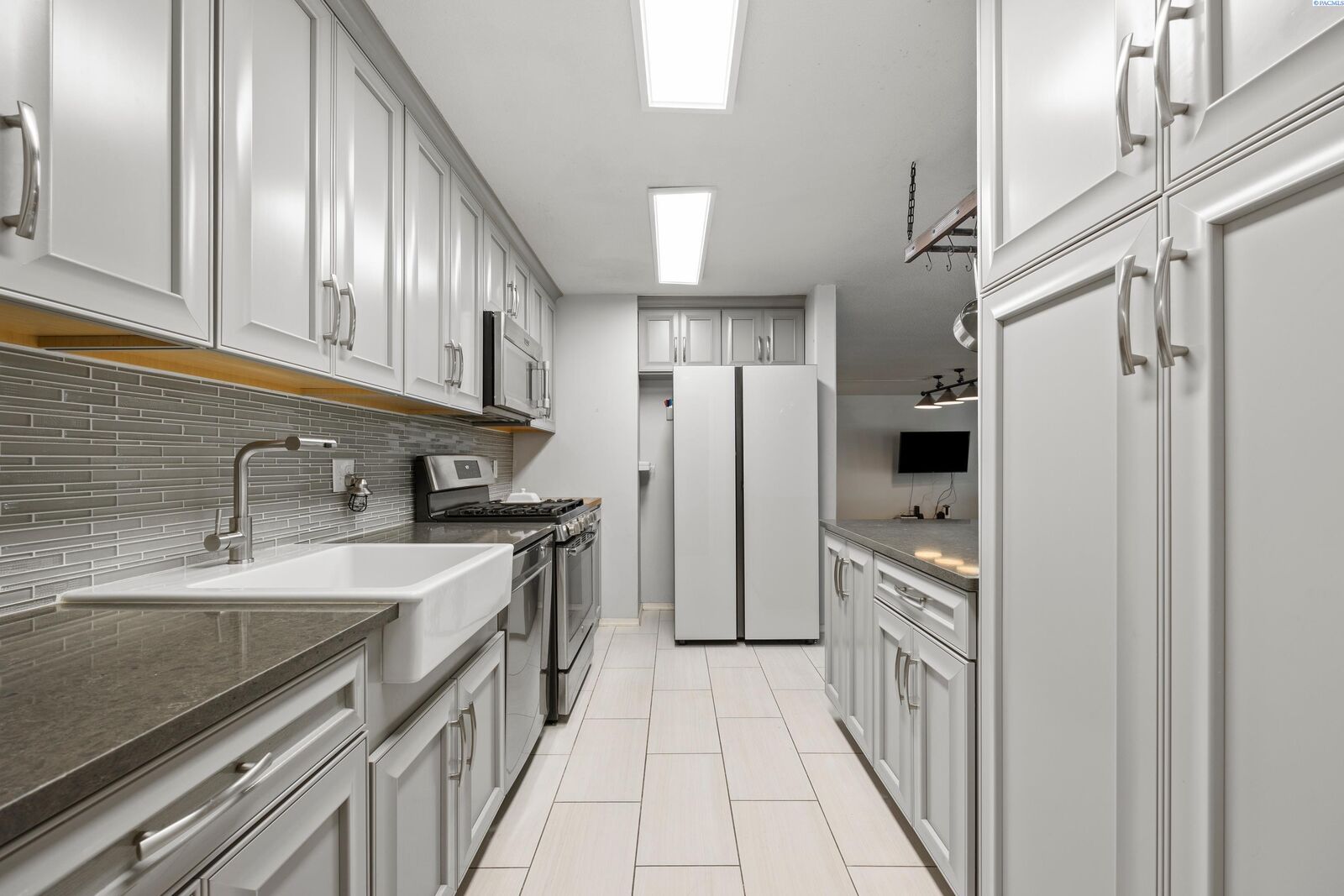 Property Photo: 803 W 23rd Pl WA 99337