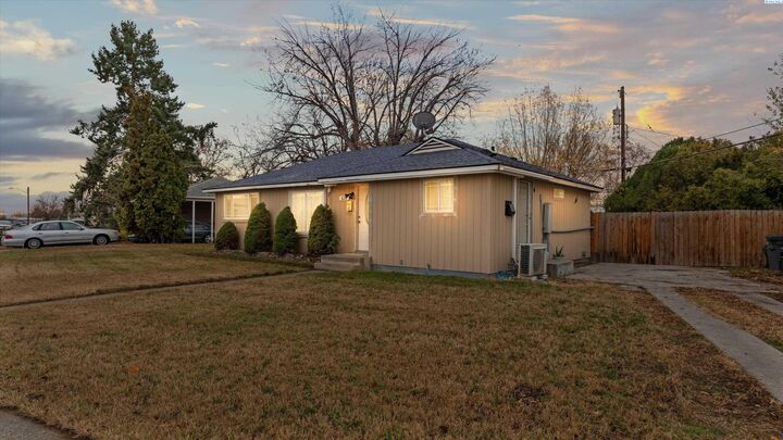 Property Photo: 626 S Everett St WA 99336-5670