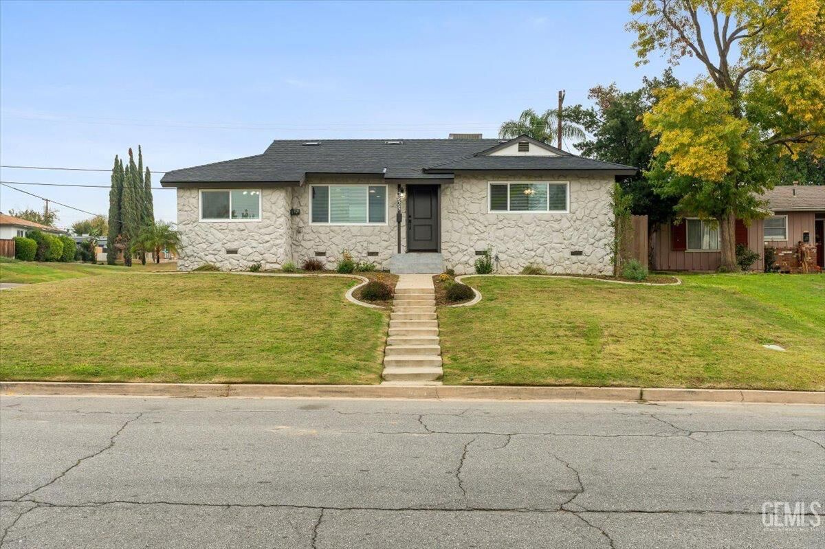 Property Photo:  2825 Arnold Street  CA 93305 