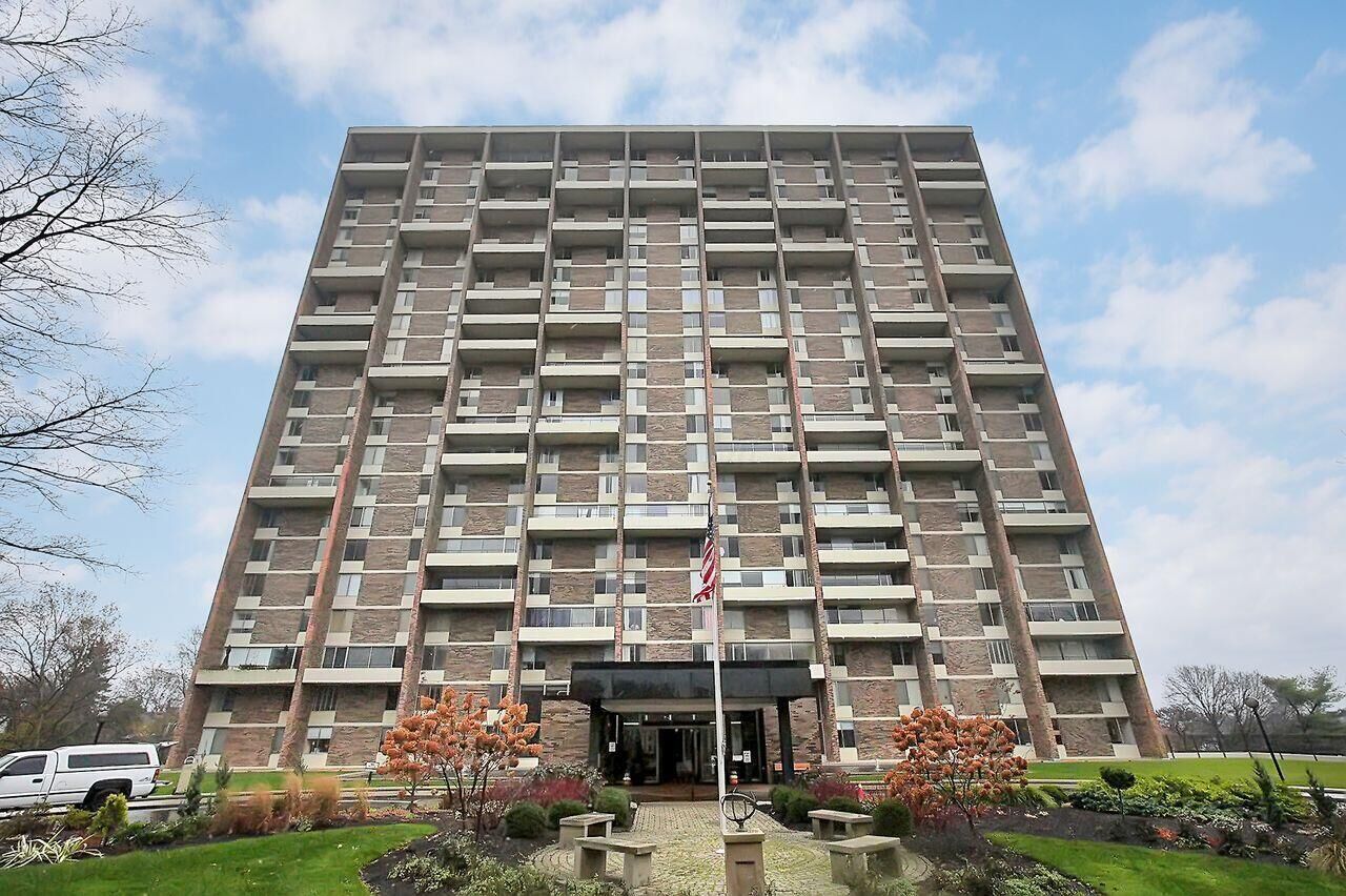 Property Photo:  1000 Urlin Avenue  OH 43212 