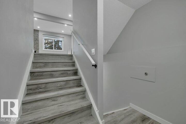 Property Photo:  535 Willow Court NW  AB T5T 2K7 