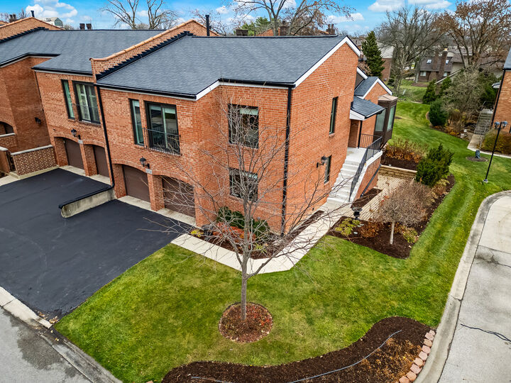 Property Photo: 2S719 Williamsburg Court IL 60523