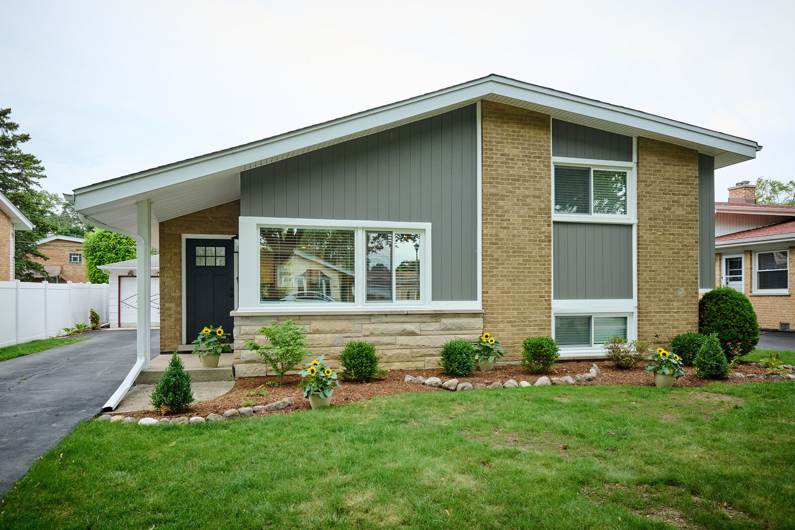 Property Photo: 8926 Natoma Avenue IL 60053