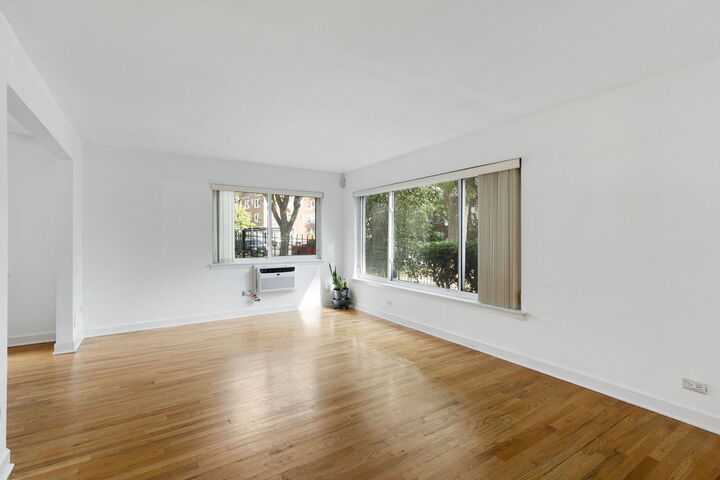 Property Photo: 7070 N Ridge Boulevard 1A IL 60645