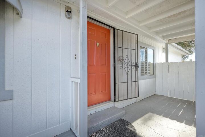 Property Photo:  1146 Via Santa Paulo  CA 92081 