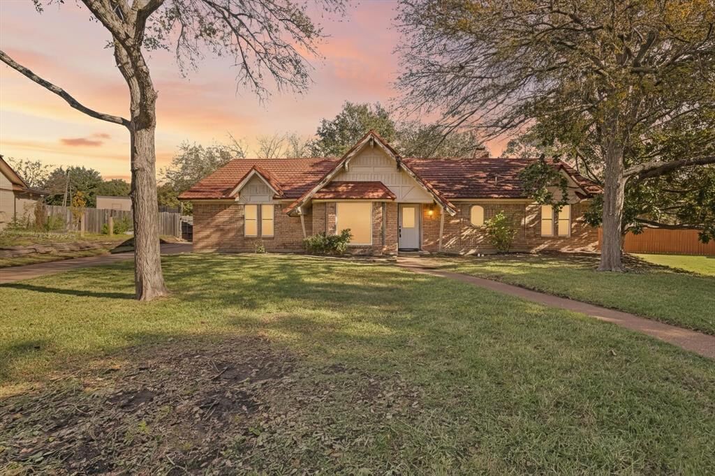 Property Photo: 3316 Bobwhite Drive TX 76021