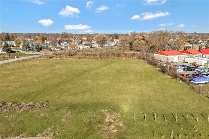 Property Photo:  615 Gillard Street  ON N8A 5B5 