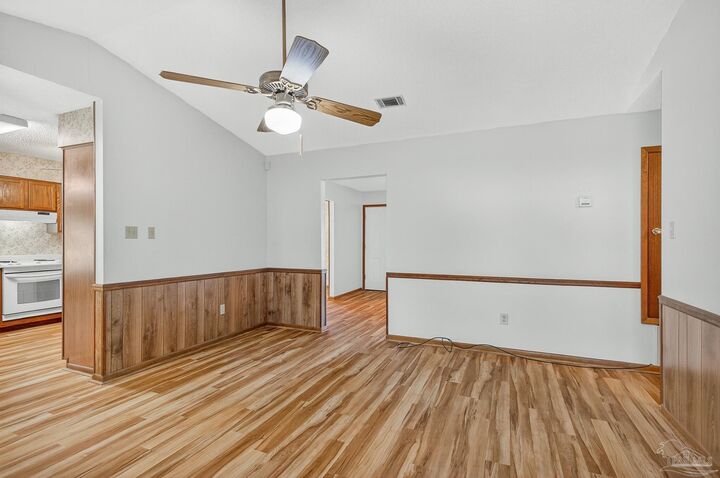 Property Photo: 532 Ashley Rd FL 32533