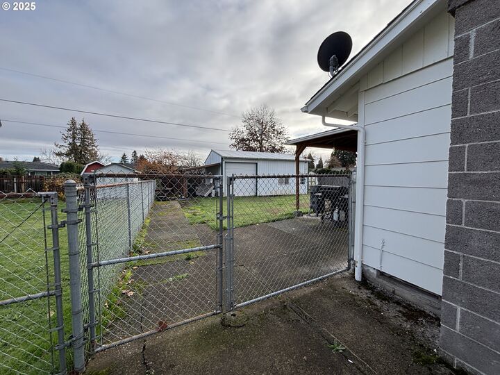 Property Photo: 4546 46th Ave NE OR 97305