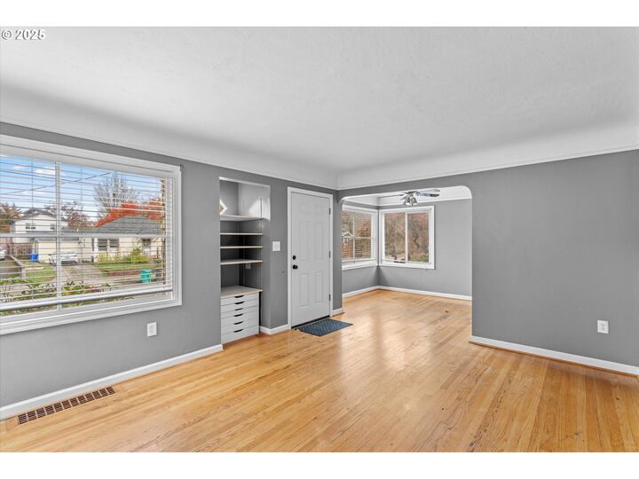 Property Photo:  5118 N Yale St  OR 97203 